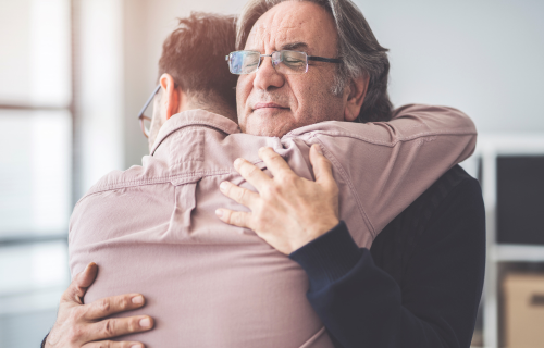 Padre e hijo abranzándose