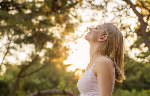 mujer respirando en la naturaleza