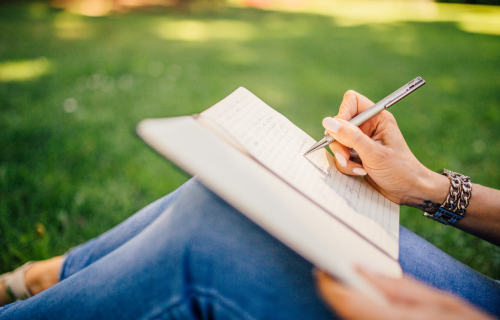 Mujer escribiendo al aire libre